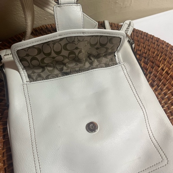 Vintage Y2K Off White Leather Crossbody Bag
Detachable Strap - Picture 4 of 9